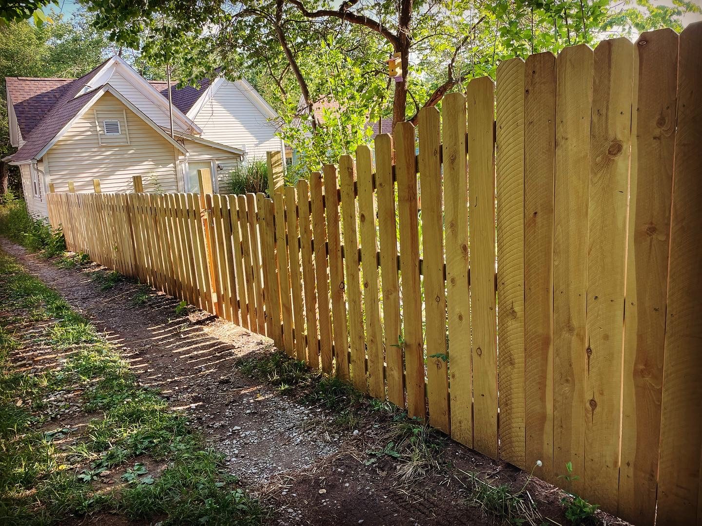 Picket fence stepping between two heights in a staggered run