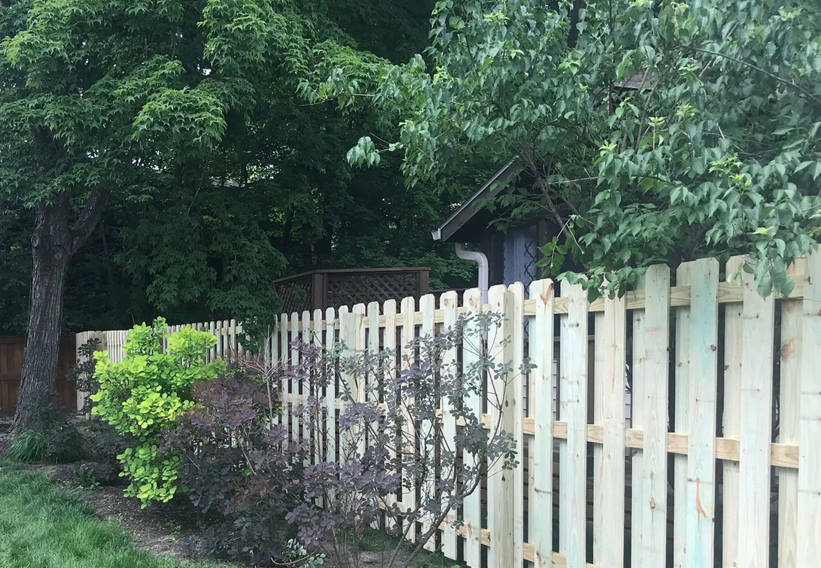 Shadowbox fence, finished on both sides